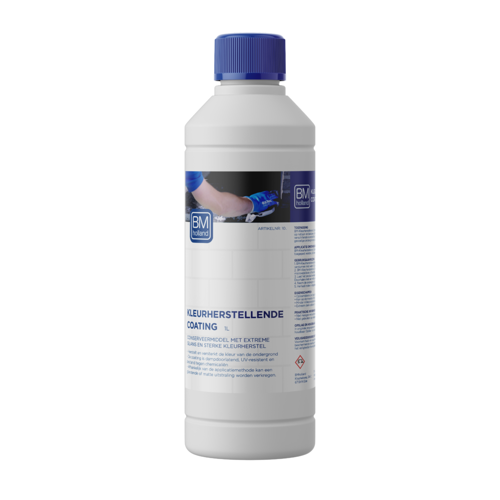Een witte plastic fles met een blauwe dop, voorzien van het etiket ‘BM Kleurherstellend Conserveermiddel 1L’. Op het etiket staan Nederlandse tekst, productgegevens en een afbeelding waarop te zien is hoe een hand met een handschoen het product op een oppervlak aanbrengt.