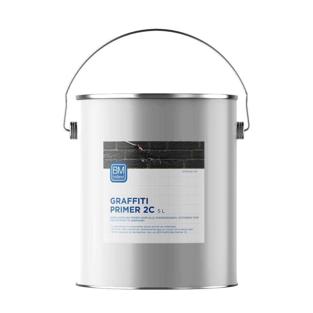 Een zilverkleurig verfblik met een handvat en een etiket met de tekst „BM Graffiti Primer C2 5L”, afgebeeld tegen een effen witte achtergrond.