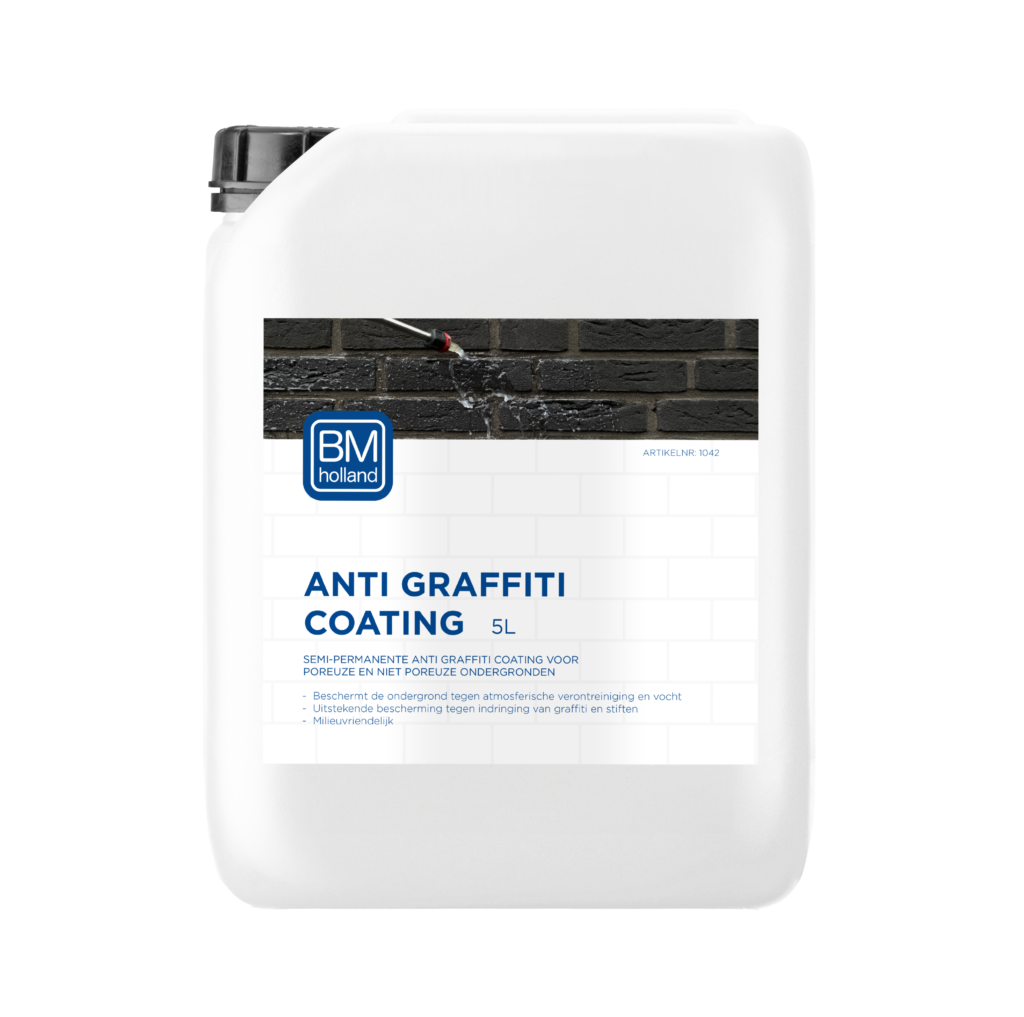 Een witte plastic container van 5 liter met het opschrift „BM Anti Graffiti Coating“, voorzien van een zwarte dop en een afbeelding op het etiket waarop te zien is hoe graffiti van een bakstenen muur wordt verwijderd.