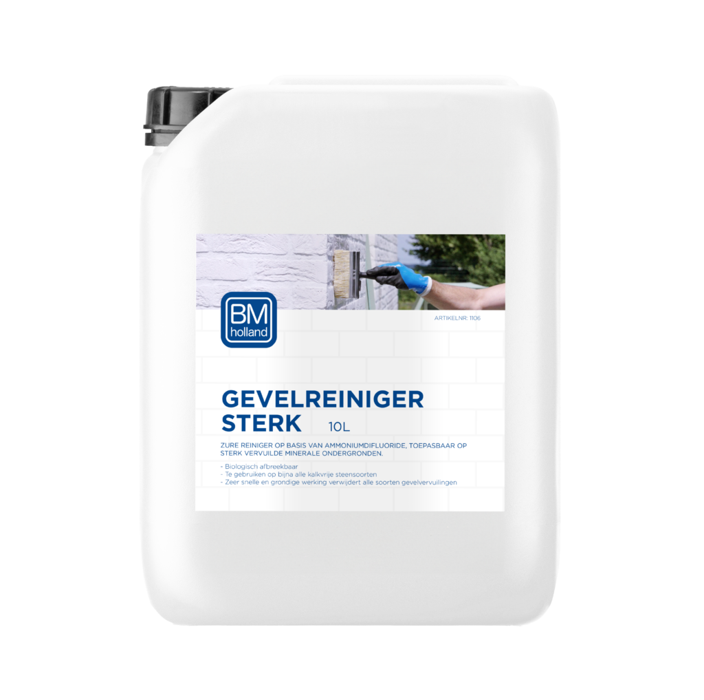 Een witte container van 10 liter met BM Gevelreiniger Sterk 10L, voorzien van een etiket waarop een hand te zien is die een bakstenen muur schoonmaakt, en productgegevens in het Nederlands.