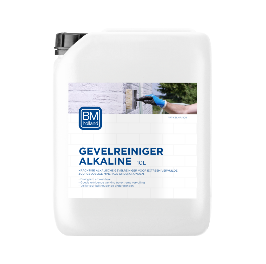 Een witte emmer van 10 liter met het etiket „BM Gevelreiniger Alkaline 10L“ van BM Holland, bedoeld voor het reinigen van buitengevels. Op het etiket is een hand met een handschoen afgebeeld die met een borstel een witte bakstenen muur schoonmaakt.